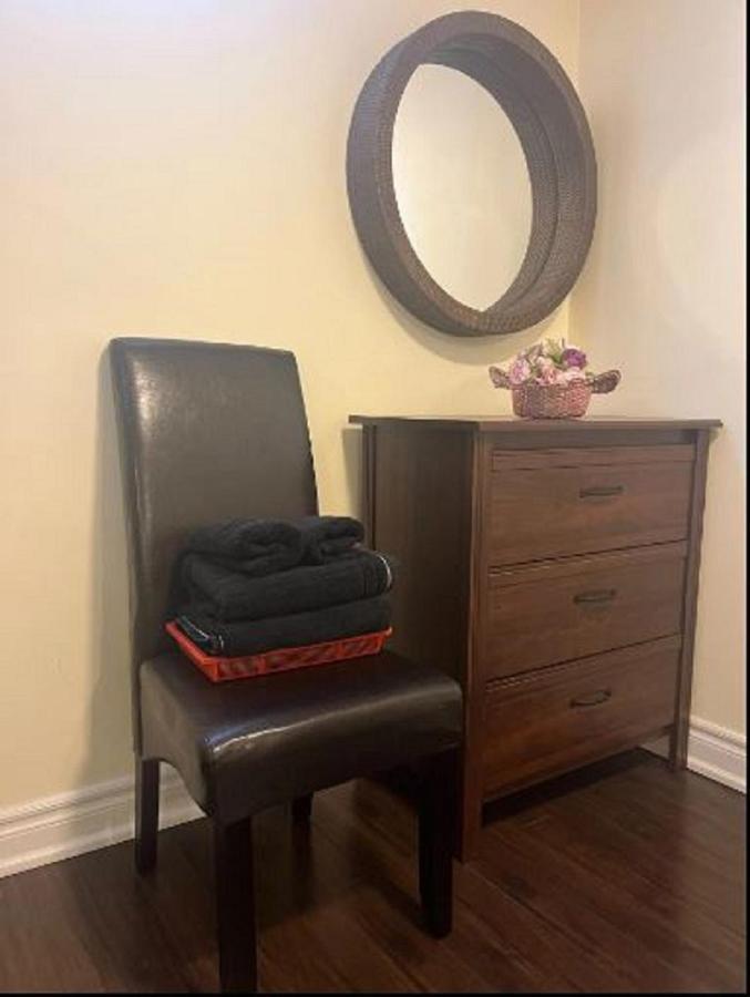 Cozy & Spacious Suite With Private Bathroom Near Toronto Airport ! Mississauga Luaran gambar