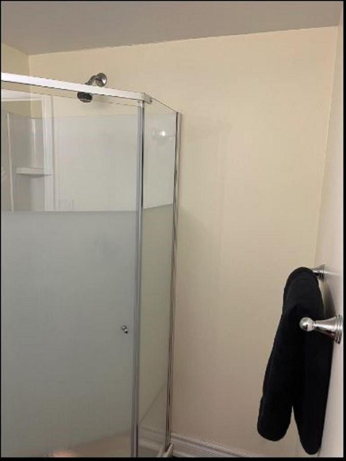 Cozy & Spacious Suite With Private Bathroom Near Toronto Airport ! Mississauga Luaran gambar