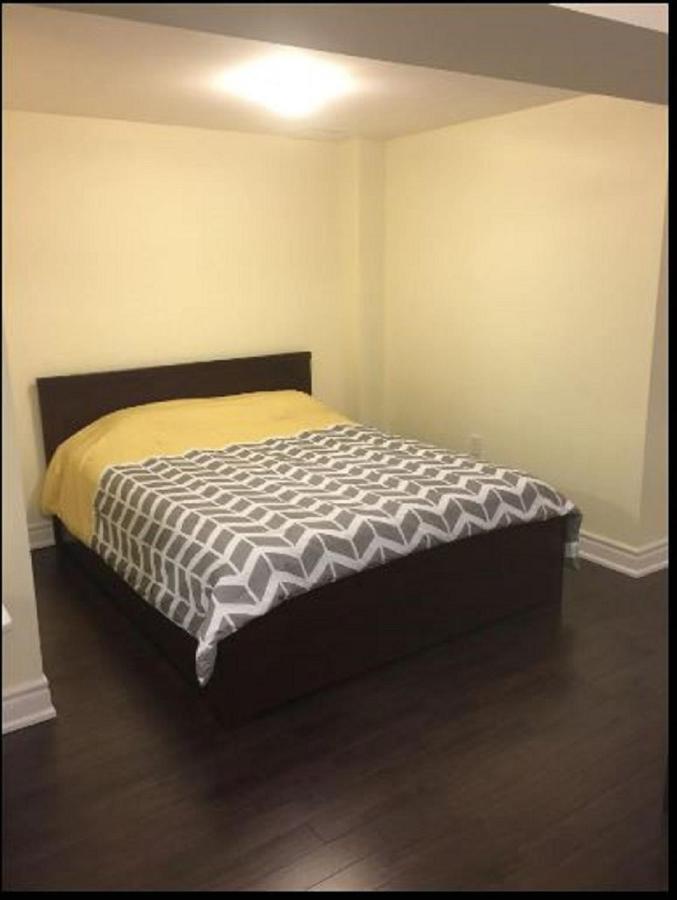 Cozy & Spacious Suite With Private Bathroom Near Toronto Airport ! Mississauga Luaran gambar