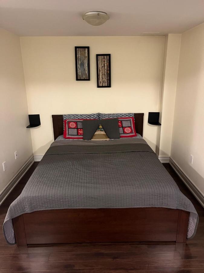 Cozy & Spacious Suite With Private Bathroom Near Toronto Airport ! Mississauga Luaran gambar